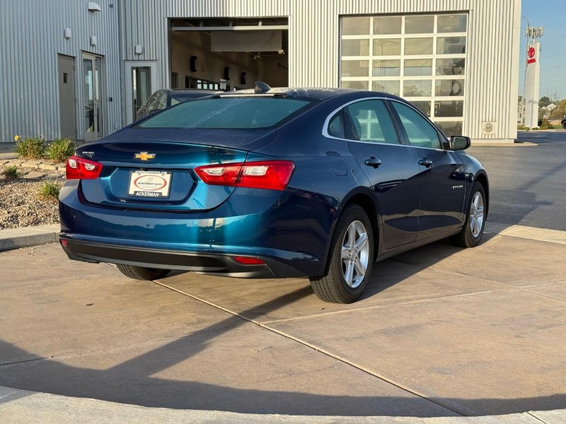 Chevrolet Malibu Vehicle Full-screen Gallery Image 03