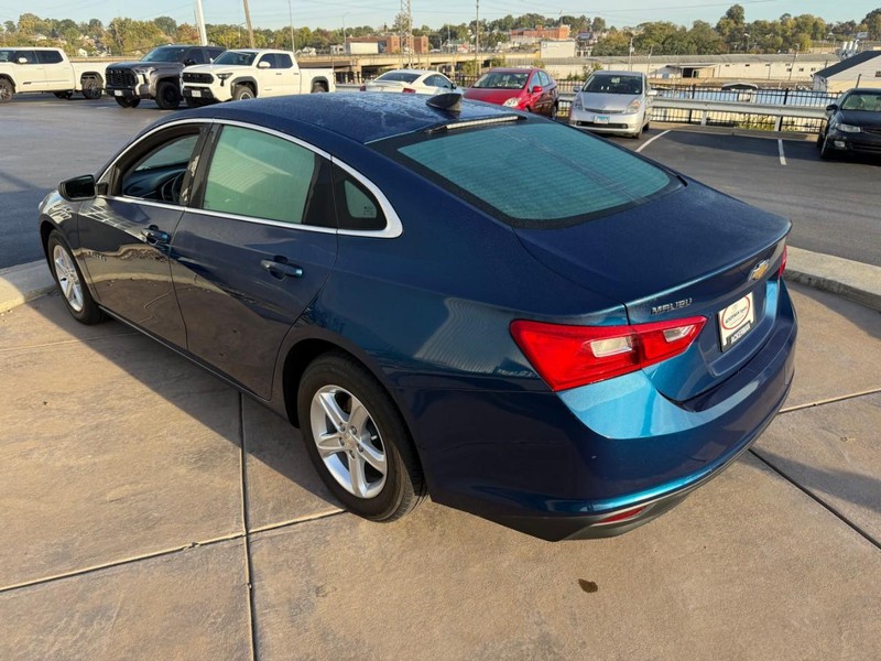 Chevrolet Malibu Vehicle Full-screen Gallery Image 05