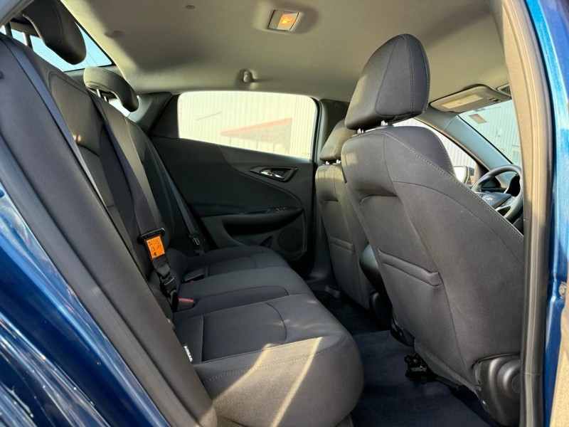 Chevrolet Malibu Vehicle Full-screen Gallery Image 11
