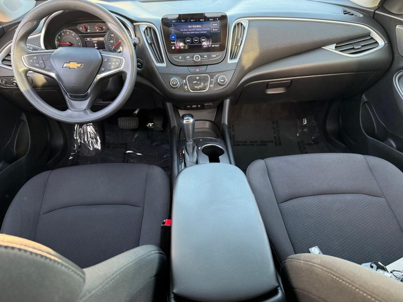 Chevrolet Malibu Vehicle Full-screen Gallery Image 12