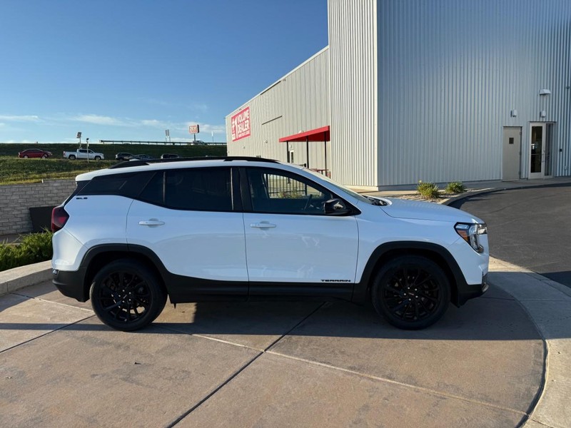 GMC Terrain Vehicle Full-screen Gallery Image 02