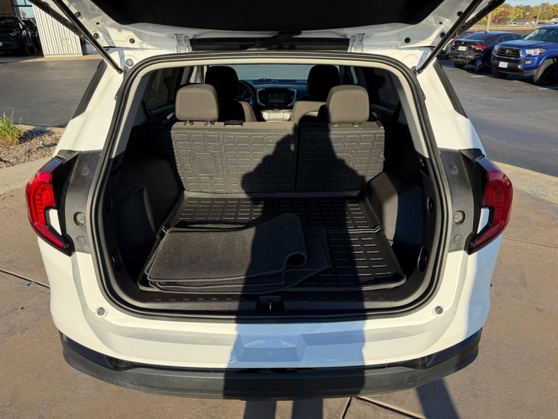 GMC Terrain Vehicle Full-screen Gallery Image 06