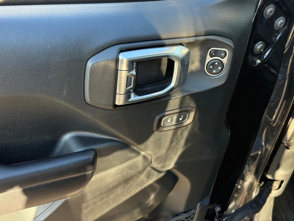 Jeep Wrangler Unlimited Vehicle Full-screen Gallery Image 16