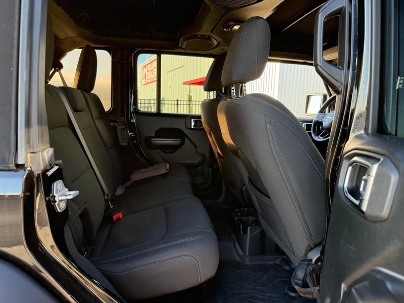 Jeep Wrangler Unlimited Vehicle Full-screen Gallery Image 11