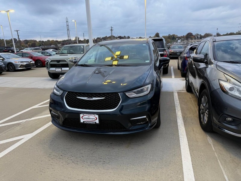 Chrysler Pacifica Vehicle Full-screen Gallery Image 02