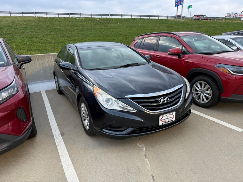 Hyundai Sonata Vehicle Full-screen Gallery Image 02