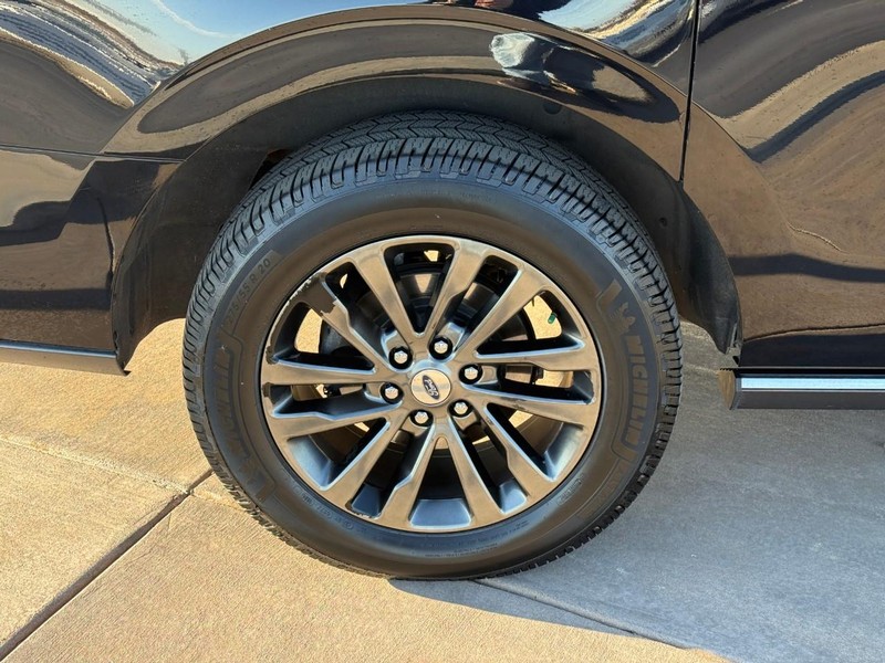 Ford Expedition Max Vehicle Full-screen Gallery Image 05