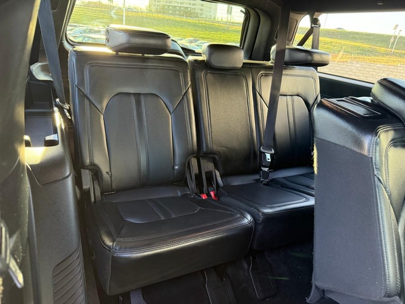 Ford Expedition Max Vehicle Full-screen Gallery Image 10