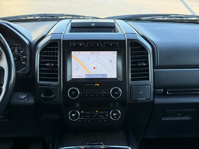 Ford Expedition Max Vehicle Full-screen Gallery Image 13