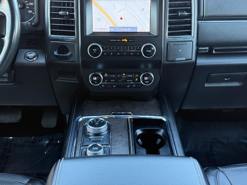 Ford Expedition Max Vehicle Full-screen Gallery Image 14