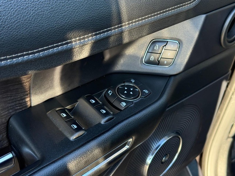 Ford Expedition Max Vehicle Full-screen Gallery Image 15