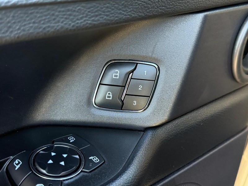 Ford Expedition Max Vehicle Full-screen Gallery Image 16