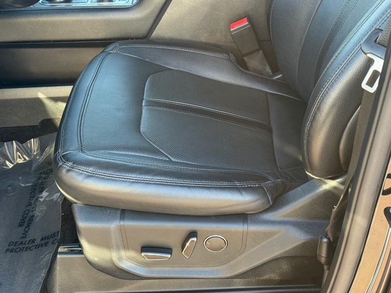 Ford Expedition Max Vehicle Full-screen Gallery Image 17