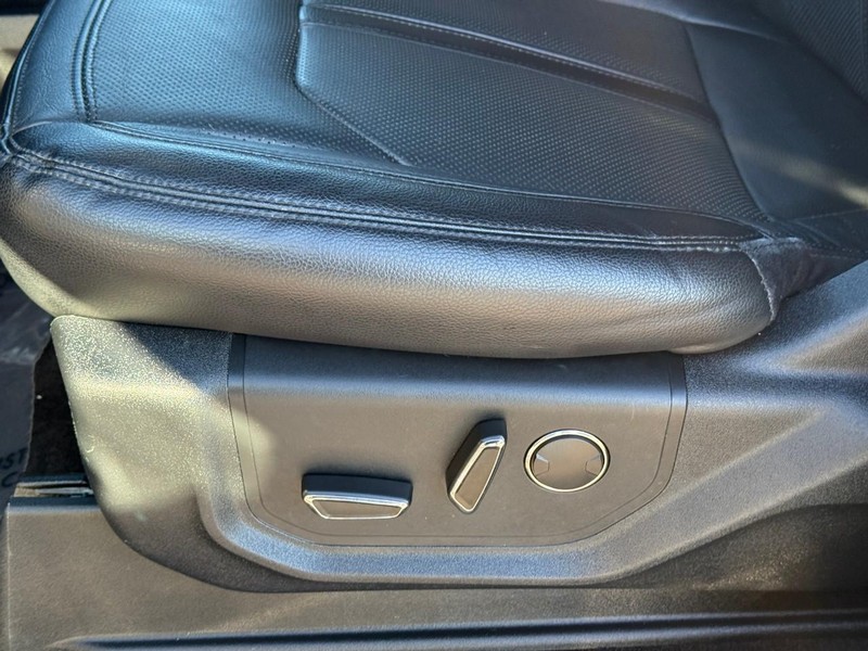 Ford Expedition Max Vehicle Full-screen Gallery Image 18