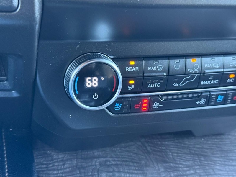 Ford Expedition Max Vehicle Full-screen Gallery Image 23