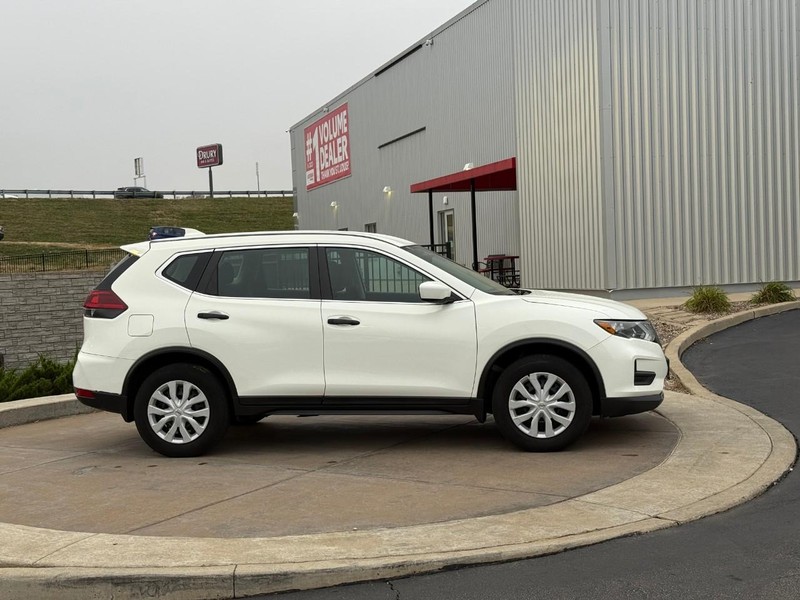 Nissan Rogue Vehicle Full-screen Gallery Image 02