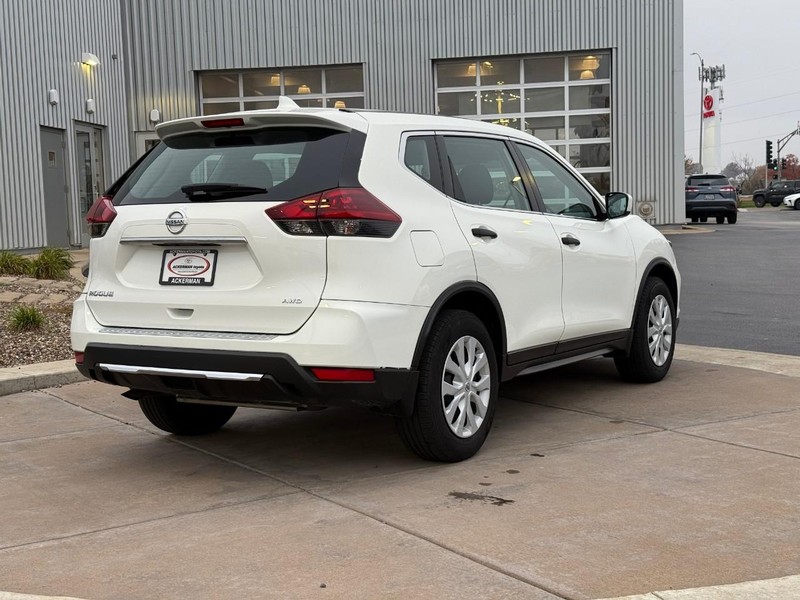 Nissan Rogue Vehicle Full-screen Gallery Image 03