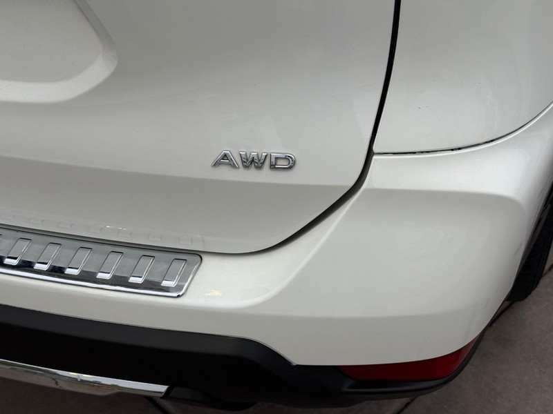 Nissan Rogue Vehicle Full-screen Gallery Image 04