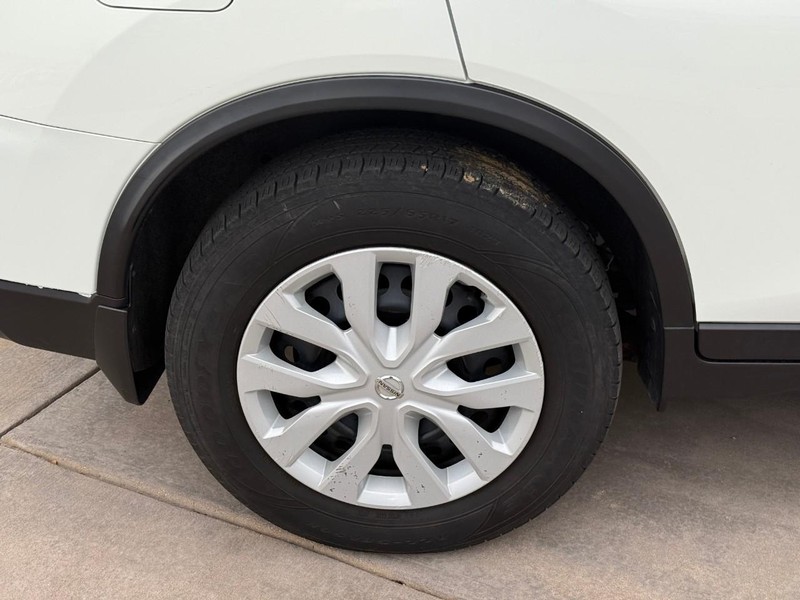 Nissan Rogue Vehicle Full-screen Gallery Image 05