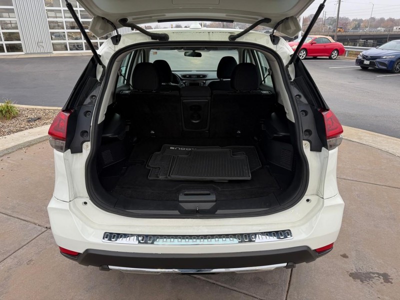 Nissan Rogue Vehicle Full-screen Gallery Image 07