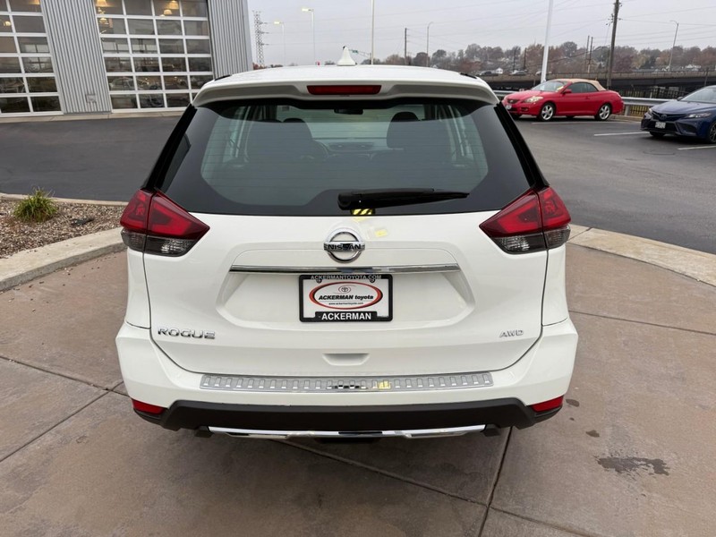 Nissan Rogue Vehicle Full-screen Gallery Image 08