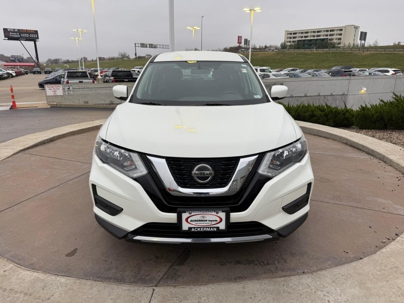 Nissan Rogue Vehicle Full-screen Gallery Image 10