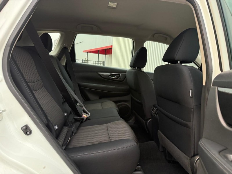 Nissan Rogue Vehicle Full-screen Gallery Image 11