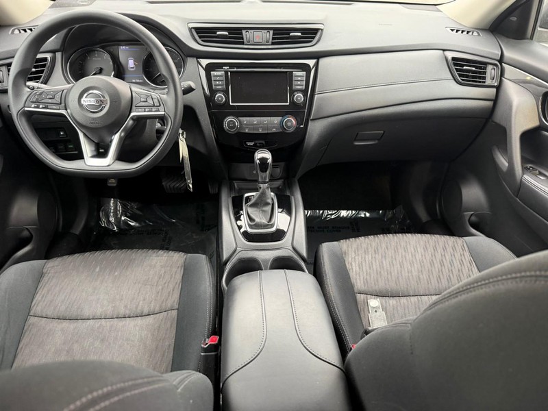 Nissan Rogue Vehicle Full-screen Gallery Image 12