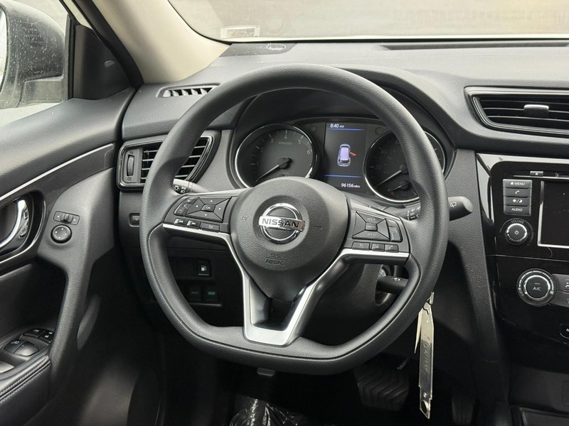 Nissan Rogue Vehicle Full-screen Gallery Image 13