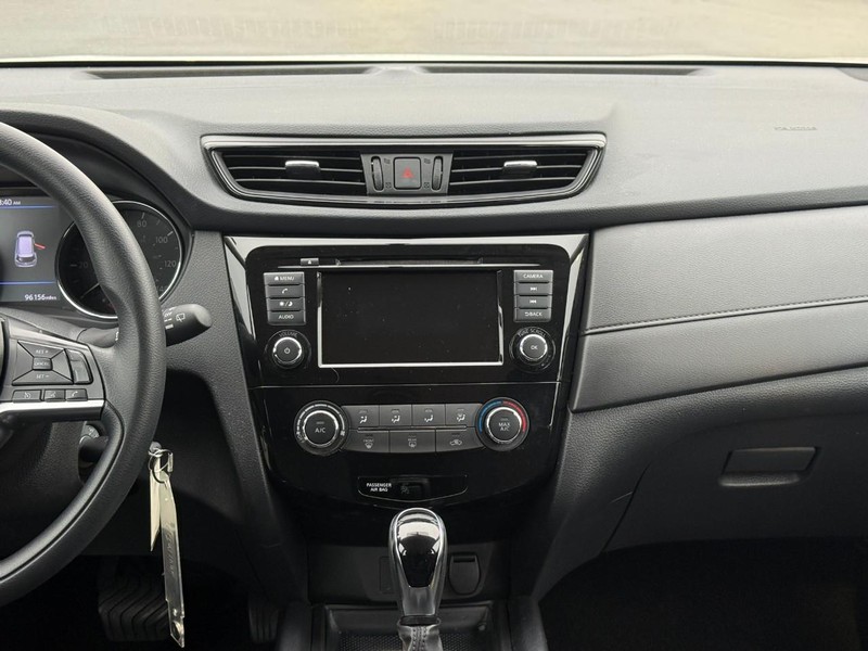 Nissan Rogue Vehicle Full-screen Gallery Image 14