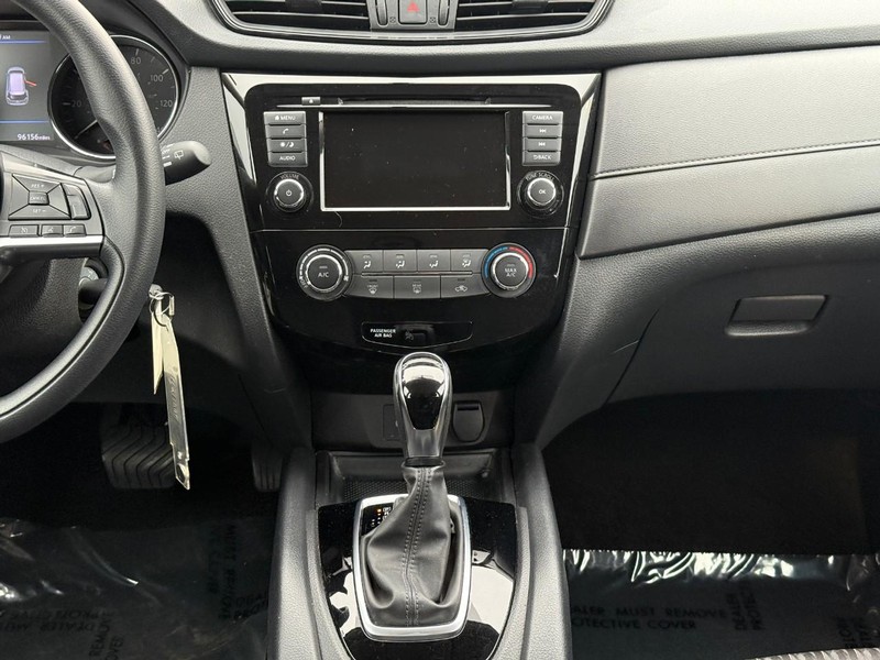 Nissan Rogue Vehicle Full-screen Gallery Image 15