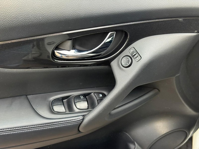 Nissan Rogue Vehicle Full-screen Gallery Image 16