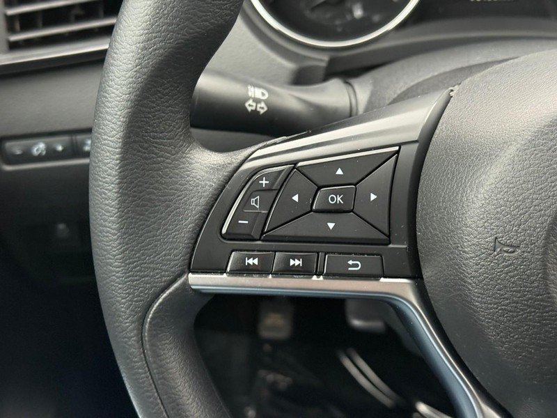 Nissan Rogue Vehicle Full-screen Gallery Image 18