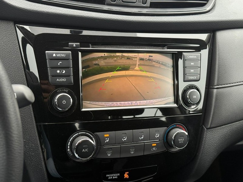 Nissan Rogue Vehicle Full-screen Gallery Image 21