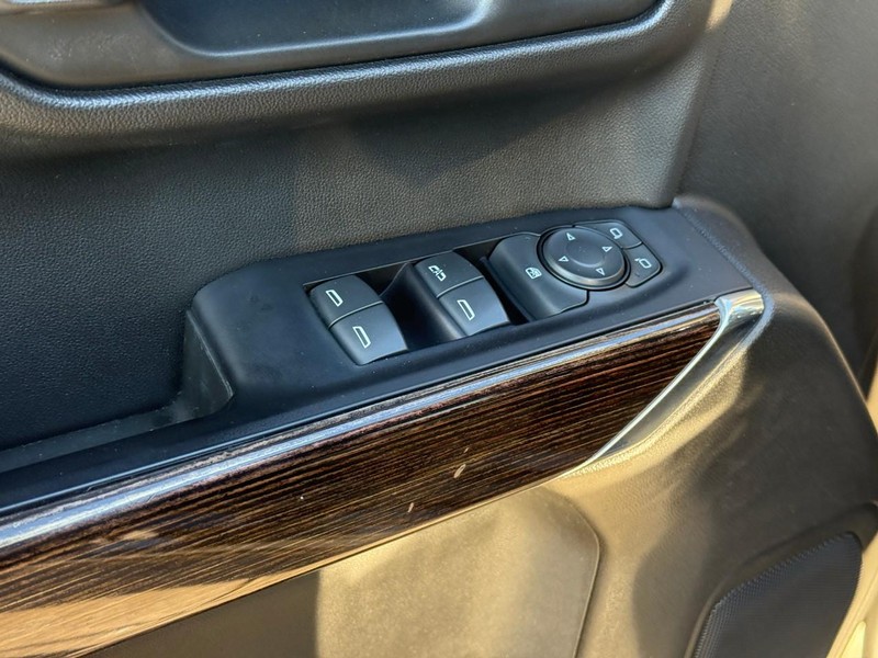 GMC Sierra 1500 Vehicle Full-screen Gallery Image 16