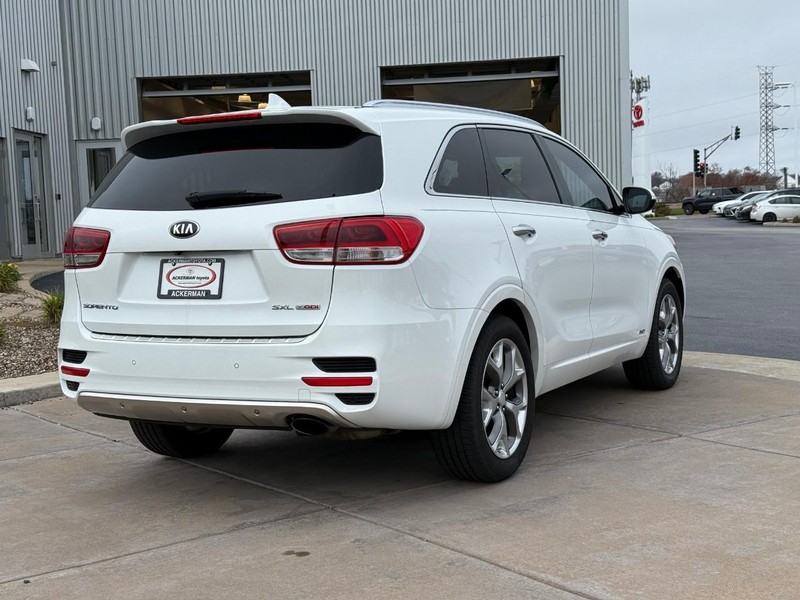 Kia Sorento Vehicle Full-screen Gallery Image 03