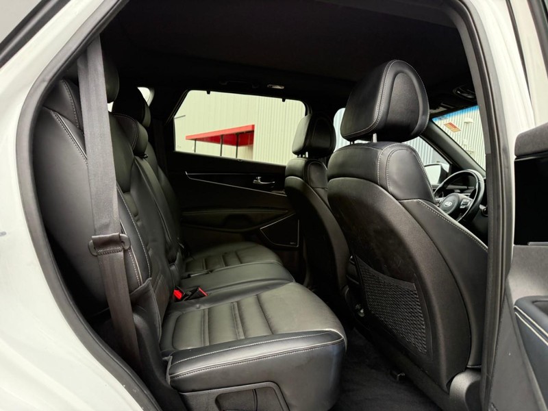 Kia Sorento Vehicle Full-screen Gallery Image 11