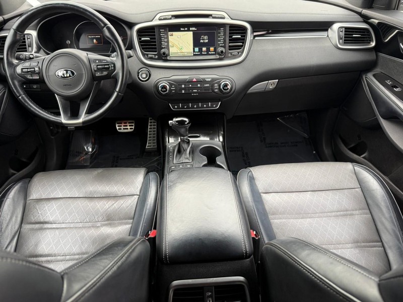 Kia Sorento Vehicle Full-screen Gallery Image 12