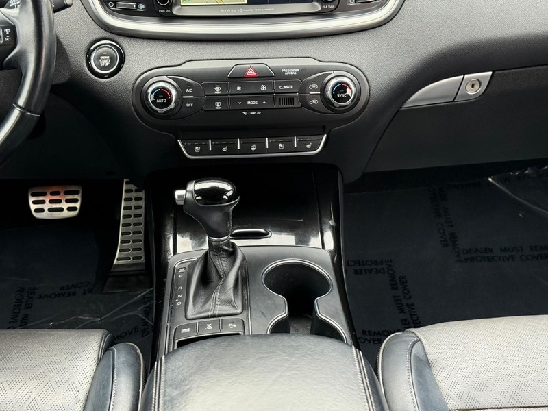 Kia Sorento Vehicle Full-screen Gallery Image 15