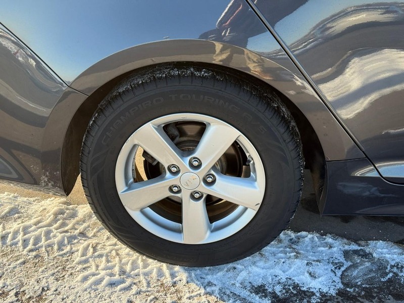 Kia Optima Vehicle Full-screen Gallery Image 04