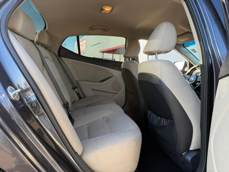 Kia Optima Vehicle Full-screen Gallery Image 11
