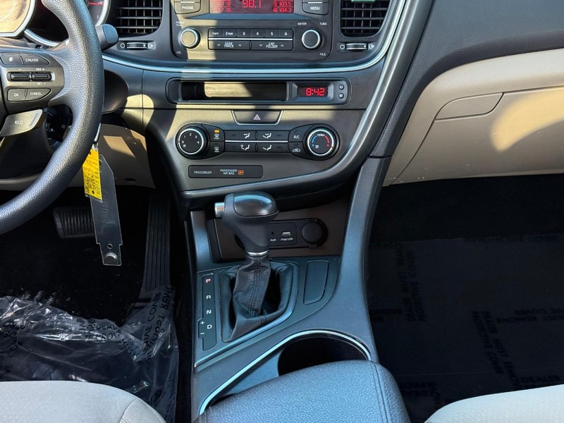 Kia Optima Vehicle Full-screen Gallery Image 14