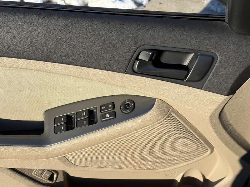 Kia Optima Vehicle Full-screen Gallery Image 15