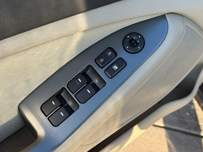 Kia Optima Vehicle Full-screen Gallery Image 16