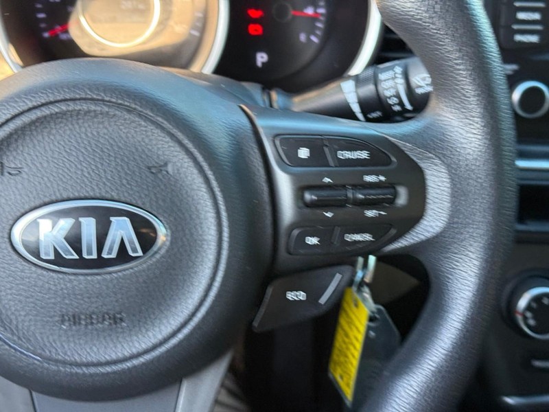 Kia Optima Vehicle Full-screen Gallery Image 20