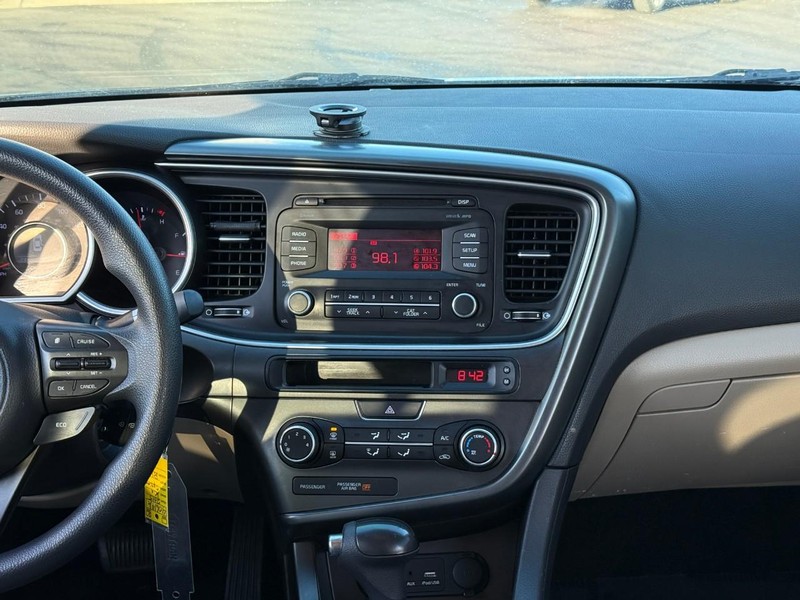 Kia Optima Vehicle Full-screen Gallery Image 23