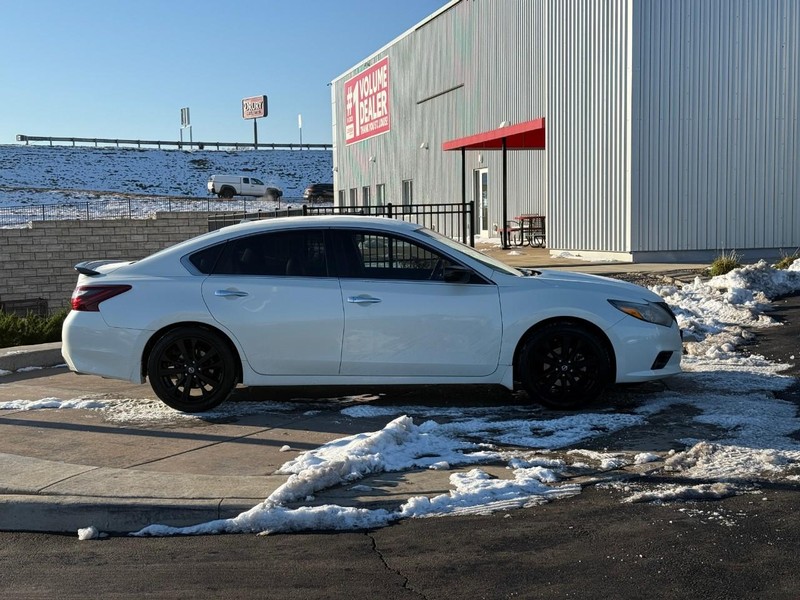 Nissan Altima Vehicle Full-screen Gallery Image 02