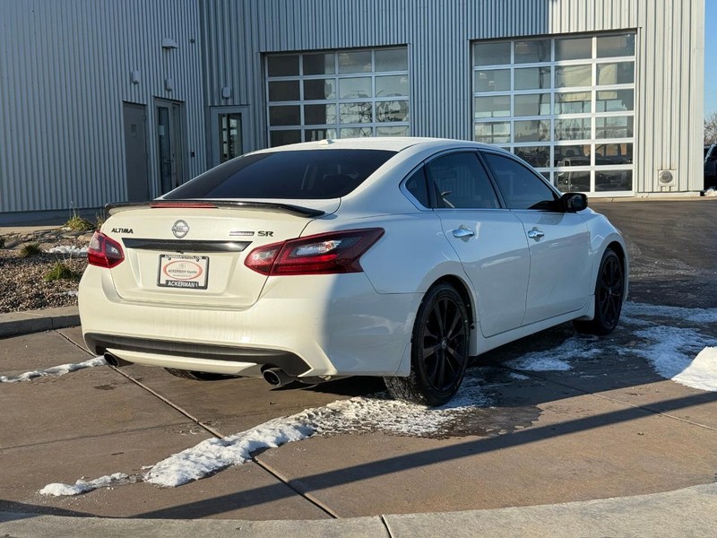 Nissan Altima Vehicle Full-screen Gallery Image 03