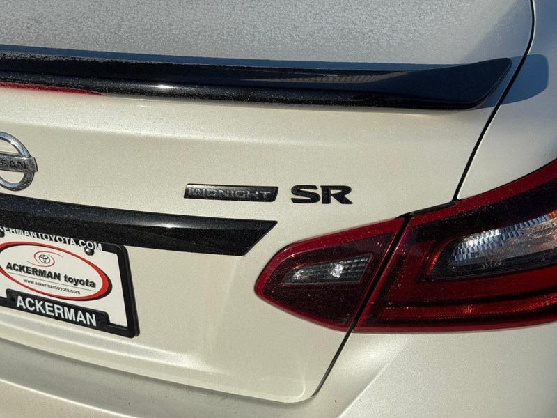 Nissan Altima Vehicle Full-screen Gallery Image 04