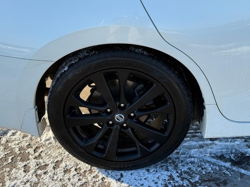 Nissan Altima Vehicle Full-screen Gallery Image 05